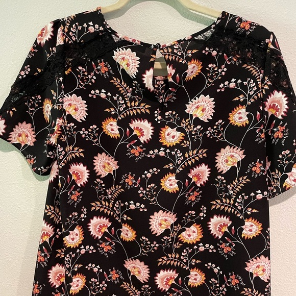 I State women’s black floral short sleeve top with lace inserts.  Size M - Picture 5 of 6
